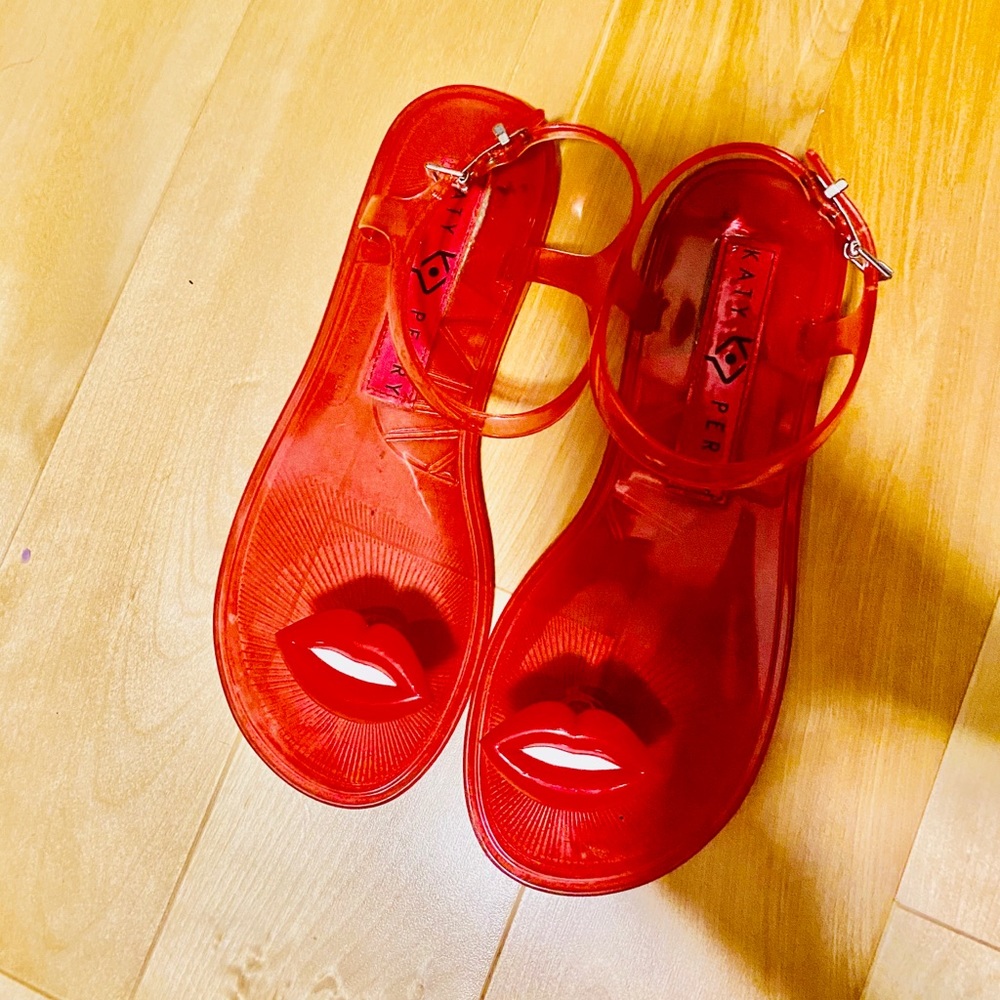 Katy Perry flip flop
